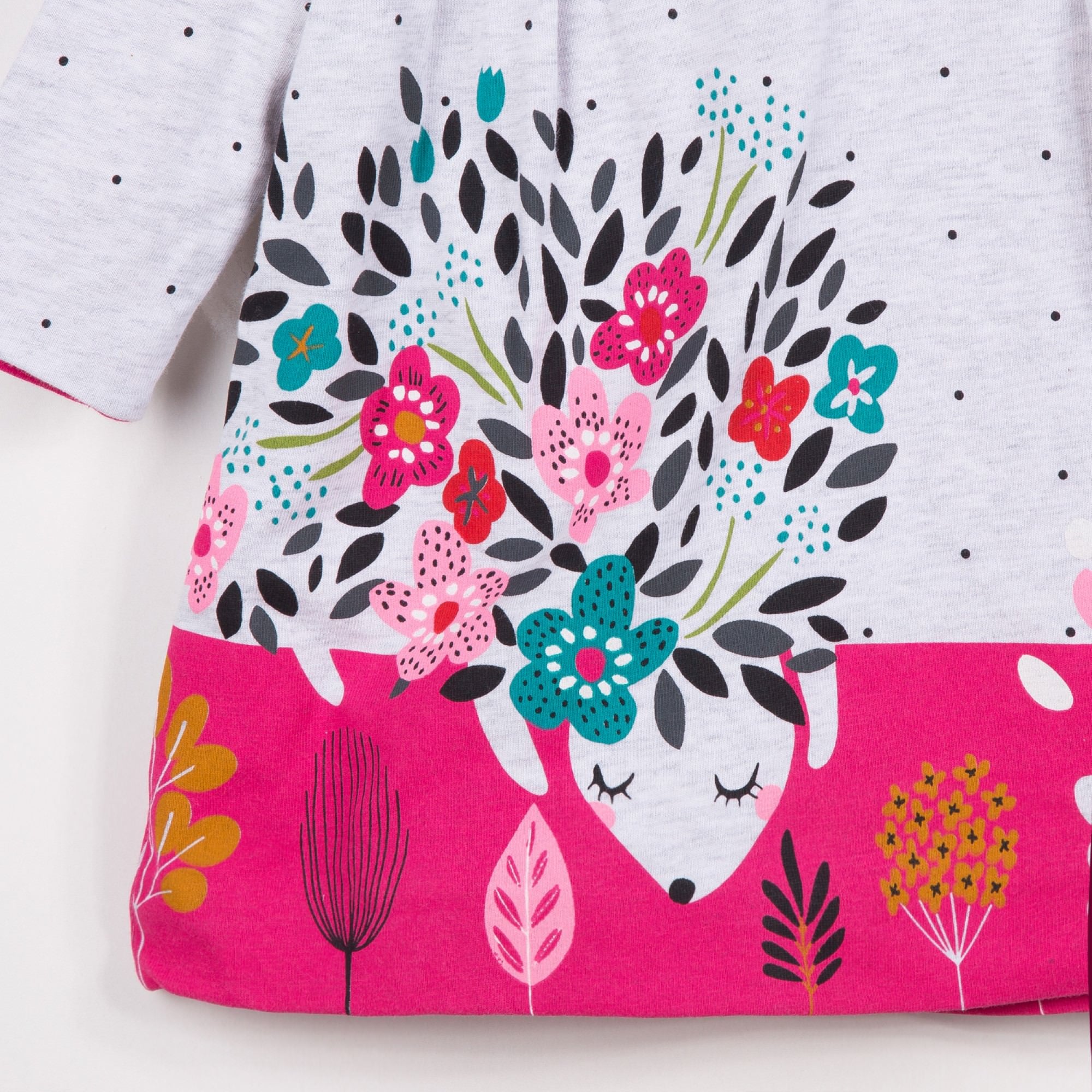 Catimni dress made of soft marl jersey with tiny spots, a small imaginary flowery animal falls asleep. Box pleats on the shoulders. Round neck with pink binding. Printed pattern placed in front and on the bottom. Invisible back zip.