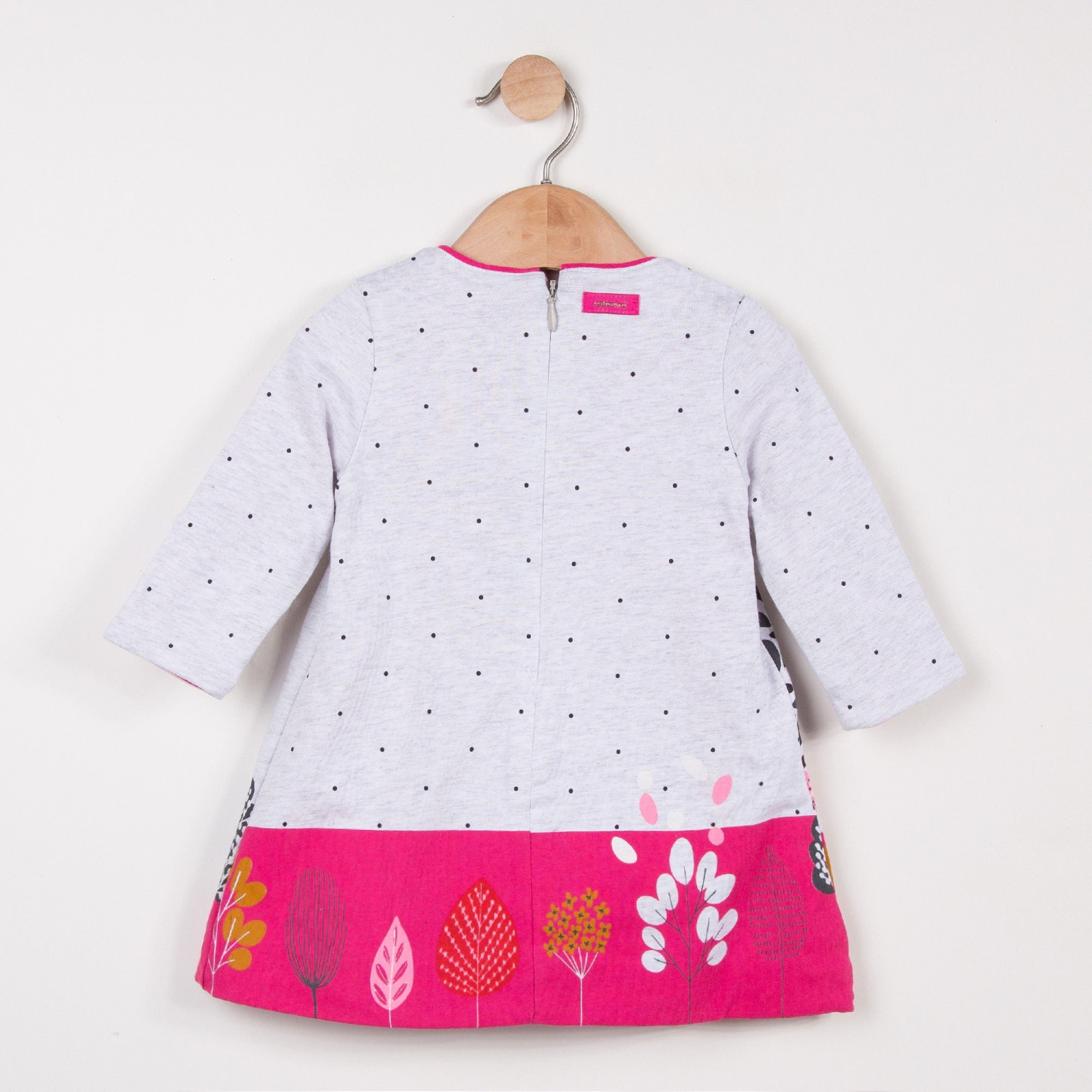 Catimni dress made of soft marl jersey with tiny spots, a small imaginary flowery animal falls asleep. Box pleats on the shoulders. Round neck with pink binding. Printed pattern placed in front and on the bottom. Invisible back zip.