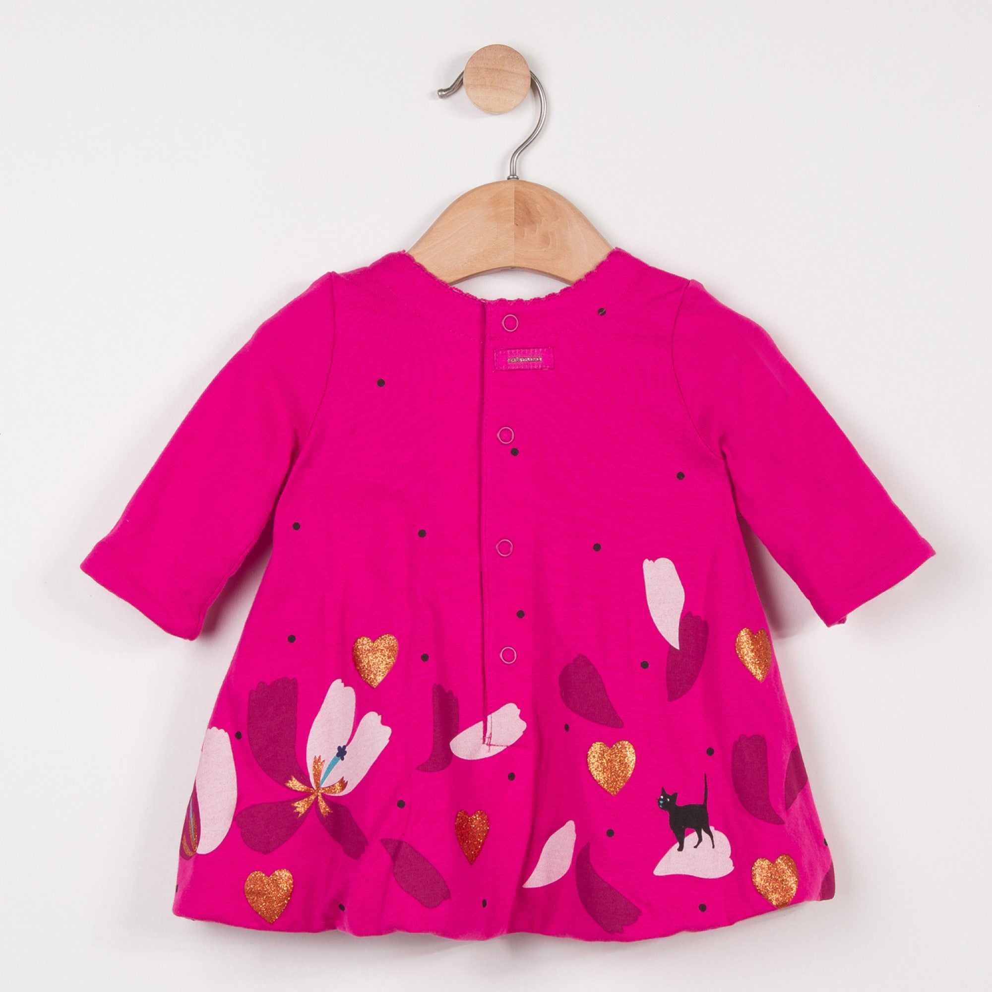 Long sleeved shape in ultra-comfortable stretch jersey and a printed maxi flower panel featuring small glittery touches. Pink tones and round neckline. Dress by Catimini.